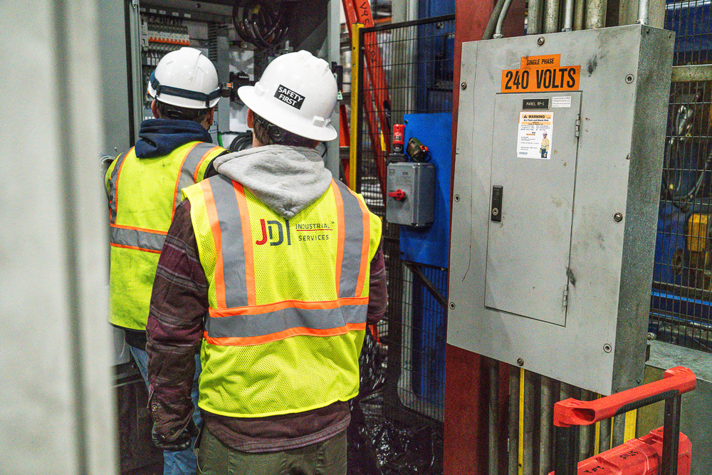 JDI Industrial expert Contractor Services working at plant