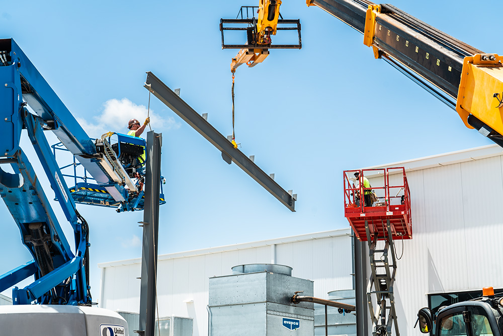 JDI mechanical contractor rigging team setting iron